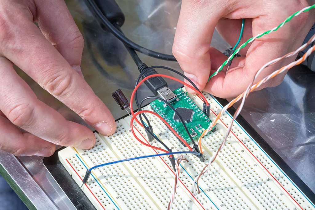 Bestückung von Kunststoffteilen mit elektronischen Bauelementen